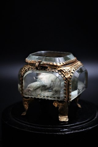 Gammelt fransk smykkeskrin i bronze og facetslebne glas , 
silkepude og en fin gammel patina.
H:6,5cm. 7x7cm.