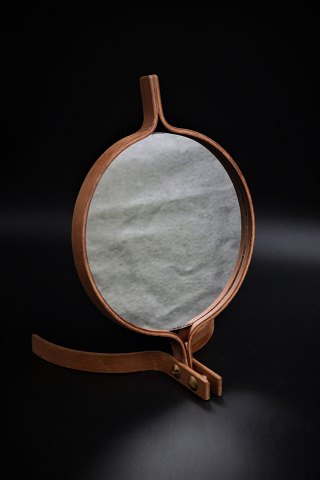 Hans-Agne Jacobsson håndspejl / bordspejl af formbøjet teak fra 60érne med en fin patina. H:23cm.Dia.:16 cm.
