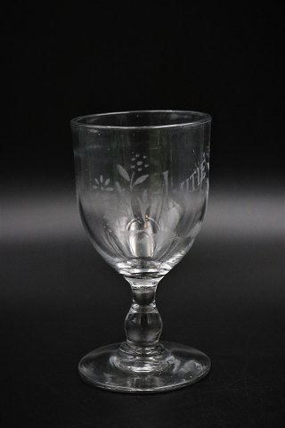 Gammelt Fransk souvenir vin glas med graveret
skrift og dekorationer. "Amitie" (Venskab)