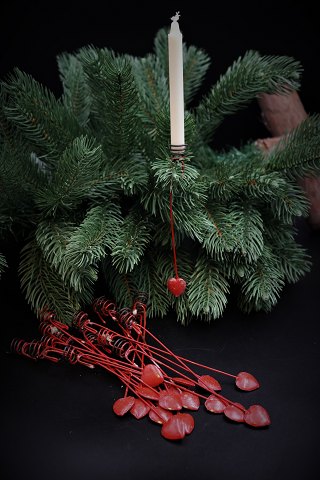 Gamle lysholder til juletræet i metal , rød malet med et hjerte i bunden.Længde: 14,5cm. 19 stk.