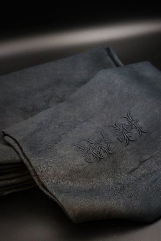 10 pcs. beautiful old french damask woven linen napkins with monogram and floral 
motifs in delicious black color.
88x75cm. 
