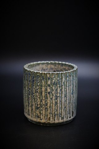 Arne Bang, small fluted glazed bowl. H:8,5cm. Dia:8,5 cm. With a small rejection !