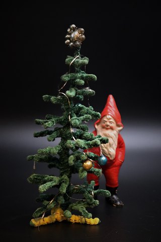 Fint , lille mini juletræ lavet af gamle farvet piberensere og små julekugler i glas. H:21cm.
