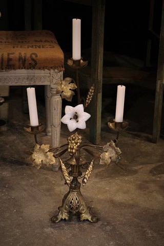 Gammel fransk kirkestage bronze med fin patina dekoreret med 1 fin gamle hvid opal  glas blomst...