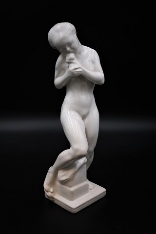 White glazed ceramic figure from Kähler of woman with apple. Height: 28cm. 
Is intact and in good condition.