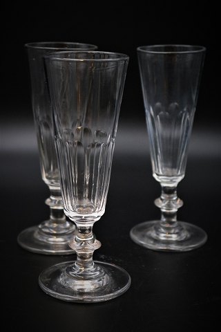 Old French champagne flutes in crystal glass with fine base and classic sanding. 
H:16,2cm. Dia.:5,8cm.