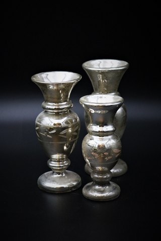 3 små 1800 tals vaser i fattigmandssølv (Mercury silver glass) med fin patina. Højde: 11,5cm. - 13,5cm. og 14cm.Sælges kun samlet.