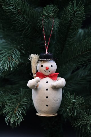 Gammelt julepynt til juletræet , snemand i vat og papir med høj hat og kost. Højde: 9cm.