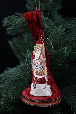 Gammelt julepynt til juletræet , lavet af papir ,pap og juleglansbillede.Kan både stå eller hænges på juletræet.Højde: 20cm. Dia.:9cm.