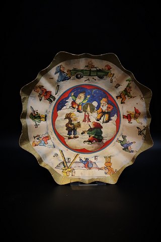 Old German cardboard plate with Christmas motifs and a nice old patina. Fine as a dish for nuts and Christmas confectionery. Dia.30 cm.
