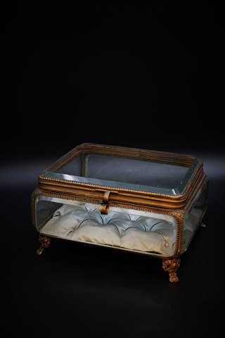 Stort 1800 tals fransk smykkeskrin i bronze med facetslebne glas , lys blå silkepude i bunden.H:11cm. B:20cm. D:18cm.