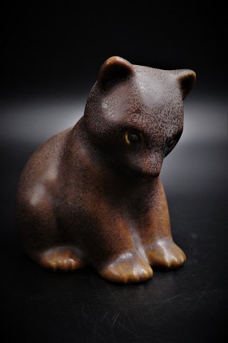Small glazed ceramic figure of bear, design Knud Basse. 
Height: 14 cm.