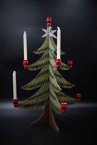 Gammel "jul træs lysestage" fra 50érne i bemalet udskåret træ med plads til 9 små jule stearinlys. H:44,5cm. Dia.:30cm.