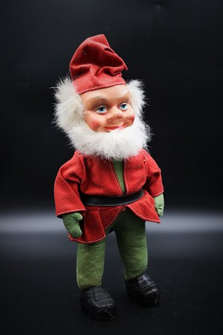 Fin gammel julenisse stoppet med hø iført fint nissetøj i stof og træsko.Højde: 32 cm.