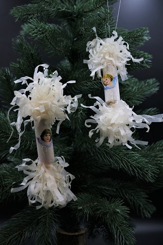 Juletræspynt i pap , glaspapir og engle glansbillede.
Længde: 14cm.