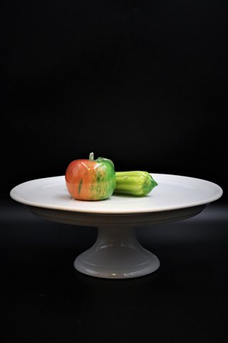 Old French layer cake dish on a base in white porcelain.
H:12cm. Dia.:32cm.