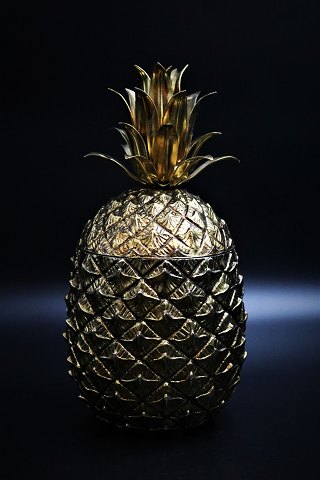 Lækker Italiensk isspand designet af Mauro Manetti
i form af ananas i forgyldt tin fra 60érne med en fin patina.
