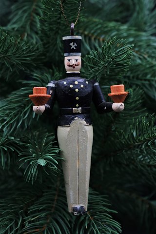 Old soldier in painted wood to hang on the Christmas tree.L:14,5cm.