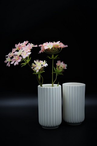 Gammel Lyngby vase i rille porcelæn.
H:12,4cm. Dia.:7cm.