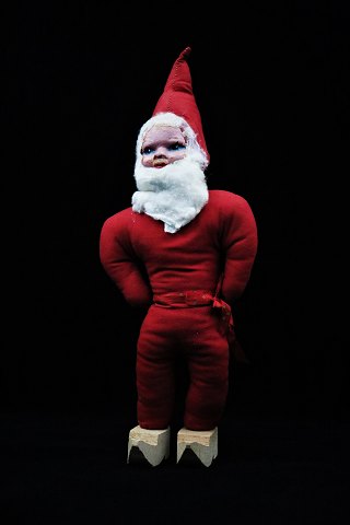 Gammel julemand i stof med bemalet papmaché ansigt , vat skæg og træsko. Højde: 42cm.
