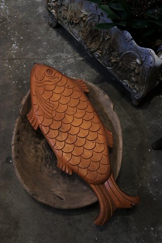 Old Swedish wooden cutting board with fine patina, 
carved in the shape of a fish. 
L&W: 52x21cm.