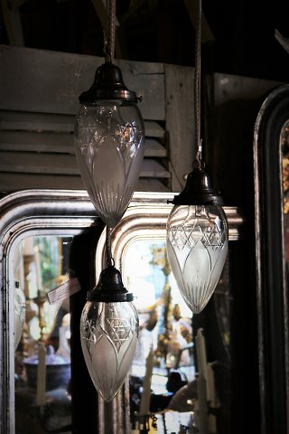 Jugend loftslampe fra år 1910 med fatning i patineret messing og flot dråbeformet glasskærm....