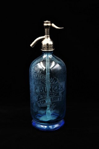 Dekorativ gammel fransk 1800 tals glas sifon i turkis blå farve fra gammel café med graveret skrift...