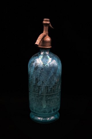 Dekorativ gammel fransk glas sifon i turkis blå farve fra gammel café med graveret skrift på siden af sifonen og lidt "Rå" patina.H:30cm.