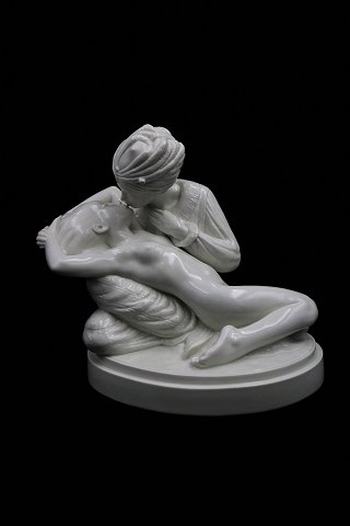 Royal Copenhagen  , Gerhard Henning Figur af blac de chine porcelæn af kyssende 
par. RC#1664. med Juliane mærke.
Højde:20,5cm...