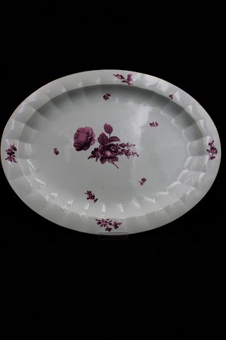 Rare Royal Copenhagen oval dish in Purple Flower - Edged with gold edge. 
48x37cm. 
424/8541. 2.sort. (1870-90)
