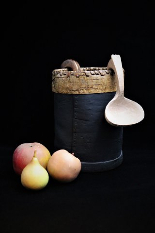 Swedish 1800 century jar in birch bark with wooden base for storage.
H:21.5cm. Dia:15cm.