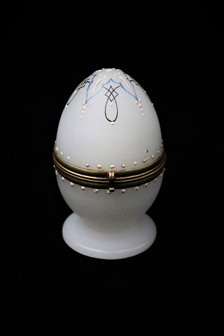 Dekorativt , antikt parfume æg i opal glas med bronze montering.
H:10cm. Dia.:6cm.