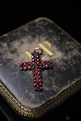Old crucifix pendant in silver with beautiful red grenades.3,5x2,5 cm.