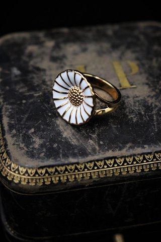 Georg Jensen Marguerite ring in gold-plated sterling silver and white enamel. Ring size:51. Flower Dia.:1,2cm.