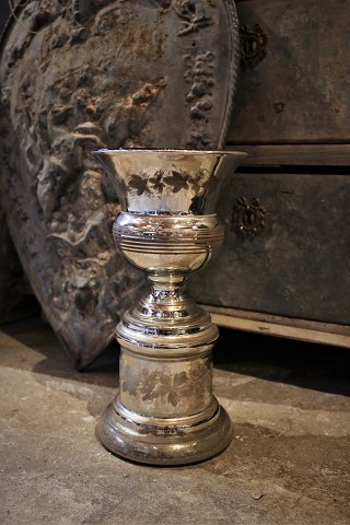 Stor antik , 1800 tals pokal vase på fod i fattigmandssølv dekoreret med bladranke og har en super flot patina...