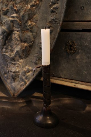 French 1800 century candlestick in twisted wrought iron with wooden base and really nice patina. Height: 19,5cm.