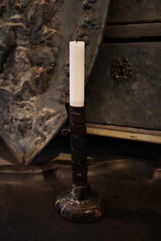 Fransk 1800 tals lysestage i snoet smedejern med træ fod og rigtig fin patina. Højde :19cm.
