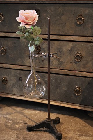 Rå , gammel fransk "Laboratorie vase" 
bestående af råt jern stativ med glas kolbe 
til en enkelt blomst...