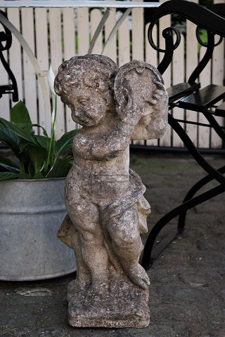Gammel fransk sandstens figur med fin patina af lille engel som spiller på tamburin. Højde: 60cm.