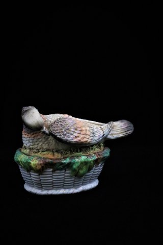 Old bonbonniere in the form of a dove in biscuit.H:12 cm. L&W:18x12cm.