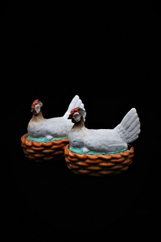 Old bonbonniere in the form of a small hen in biscuit.H:8,5cm. L&W: 10x6,5cm.