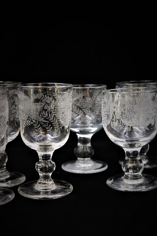 Old French mouth-blown wine glass with engraved motif 
of ducks and flowers. Height: 12 / 13cm. Dia.:6,5cm...