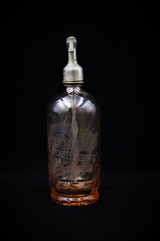 Decorative, beautiful old French glass siphon in pink with etched writing and floral motifs. Height:30,5cm.