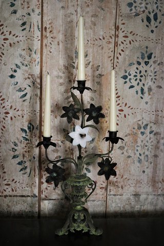 Gammel fransk kirkestage i mørk patina dekoreret med 1 fin gammel hvid opaline glas blomster og har en meget fin fod.H:49cm. B:29cm.