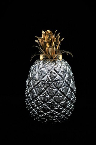 Delicious Italian ice bucket designed by Mauro Manettii in the form of pineapple in silver-plated pewter with a brass top.H:26,5cm. Dia.:15cm.
