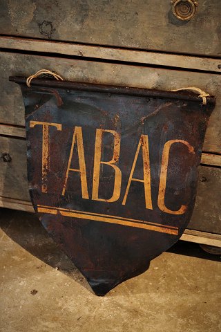 Dekorativt , gammelt fransk bemalet metal skilt med en rigtig fin patina fra 
tobaksbutik (TABAC)
H:49cm. B:45cm.