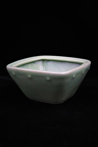 Royal Copenhagen firkantet porcelæns skål i grøn Celadon glasur.RC#1/2878. 1.sort. H:10cm. 21x21cm.