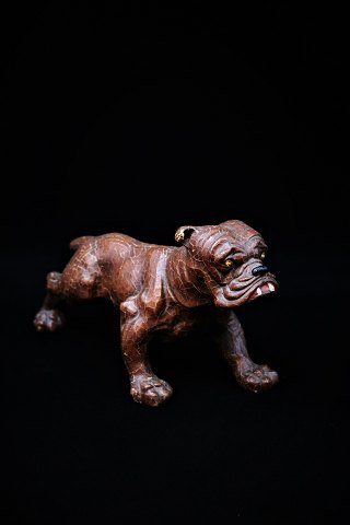 Gammel bulldog i bemalet papmaché / gips med en rigtig fin patina.H:11,5cm. L:22cm.