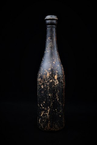 Dekorativ , gammel svensk "flaske" i udståret træ med gammel sort bemaling. H:31cm.