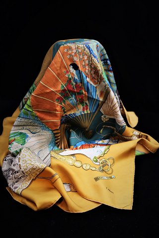 Originalt klassisk Vintage Hermés silketørklæde fra 70érne i flotte farver med heste , kvinde og svane motiv. Signeret : J: Abadie. ...